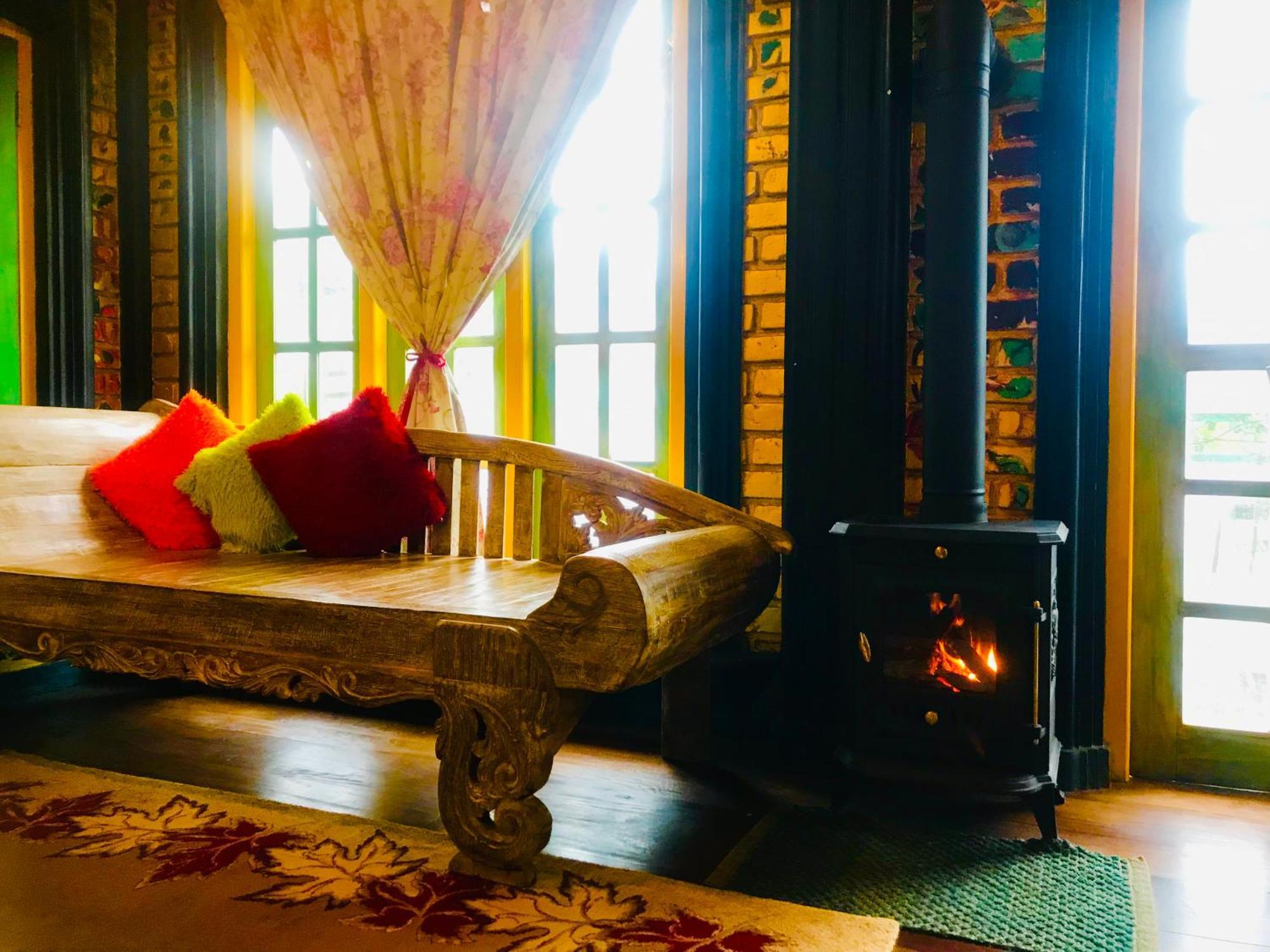Serendipity Lake Artistic Bungalow By Heidis Home نوفارا إيلِيا المظهر الخارجي الصورة